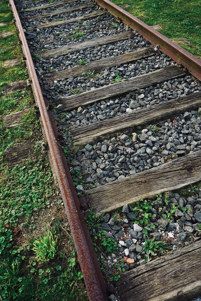 vecchio binario ferroviario nella stazione foto