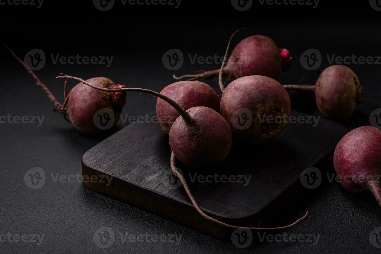 fresco crudo barbabietola nel il modulo di tuberi su un' strutturato calcestruzzo sfondo foto