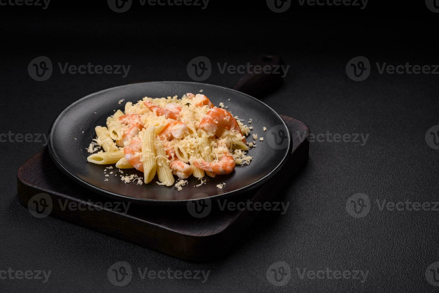 delizioso fresco penna pasta con gamberetto, salsa, formaggio, sale e spezie foto