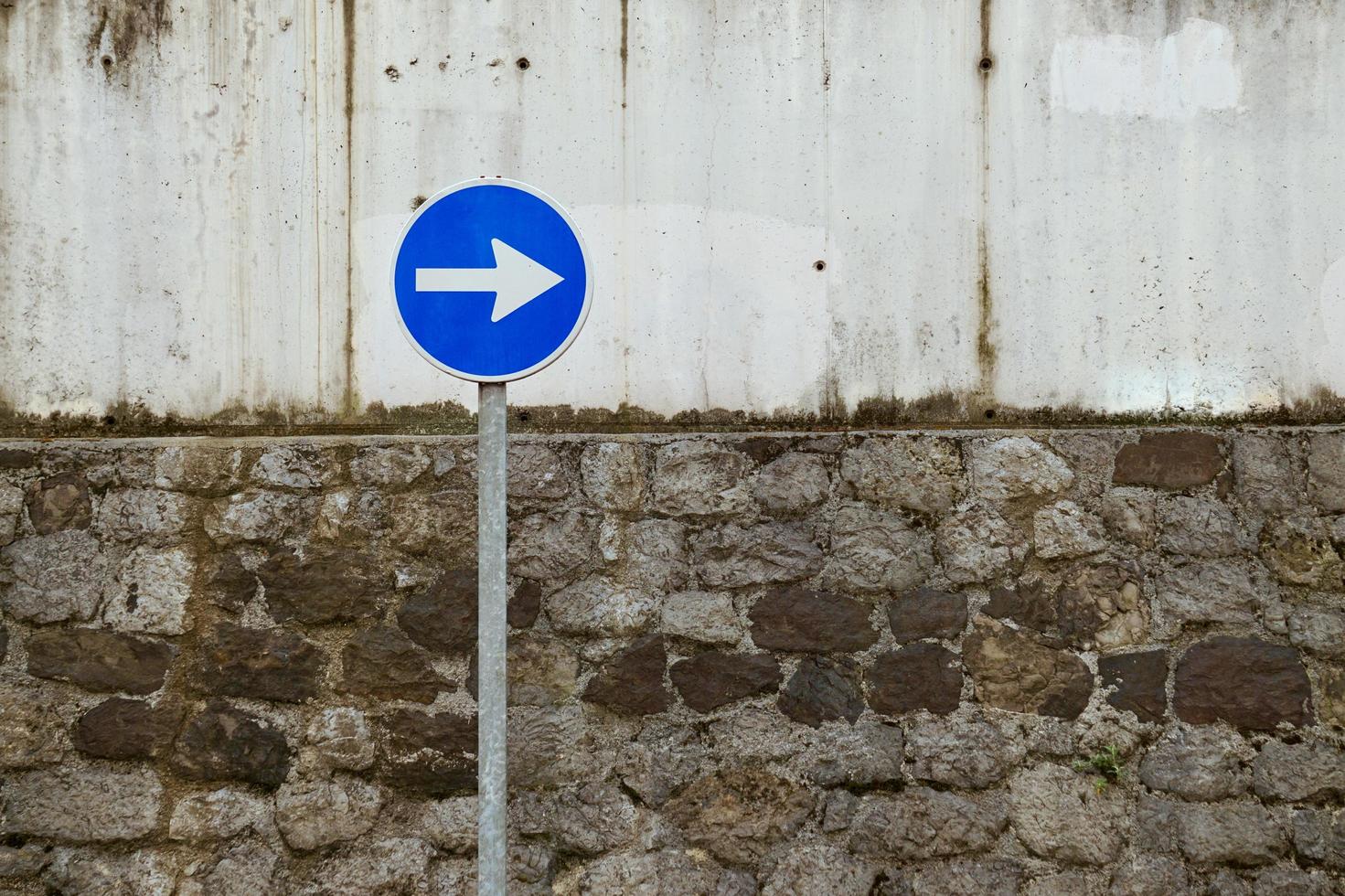 segno di traffico freccia sulla strada foto