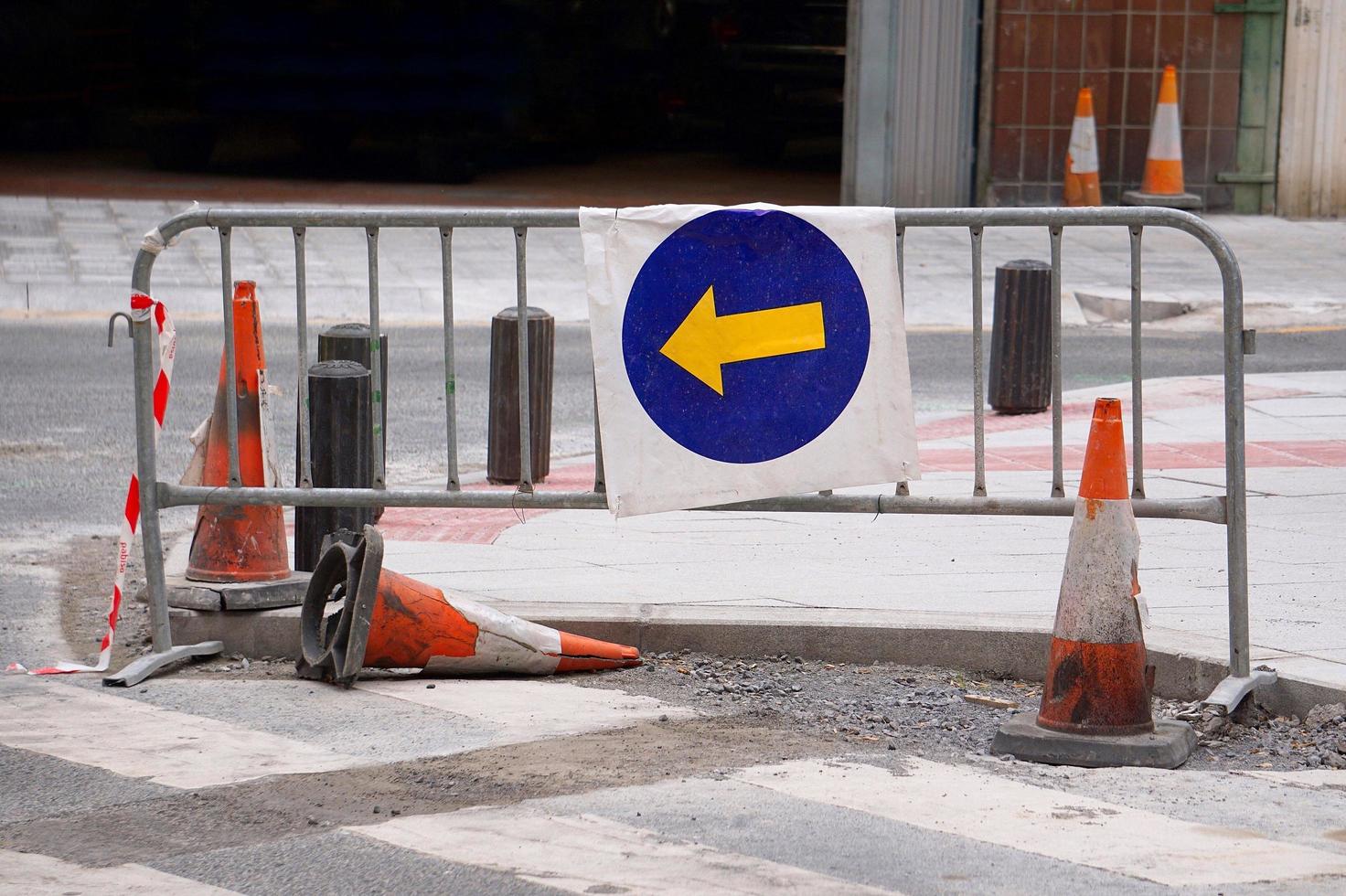 segno di traffico freccia sulla strada foto