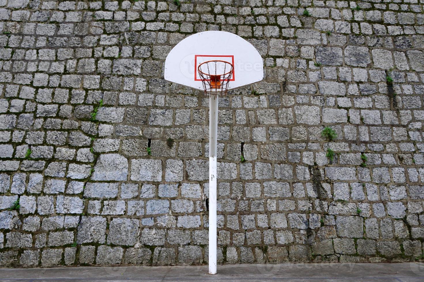 vecchio campo da basket di strada foto