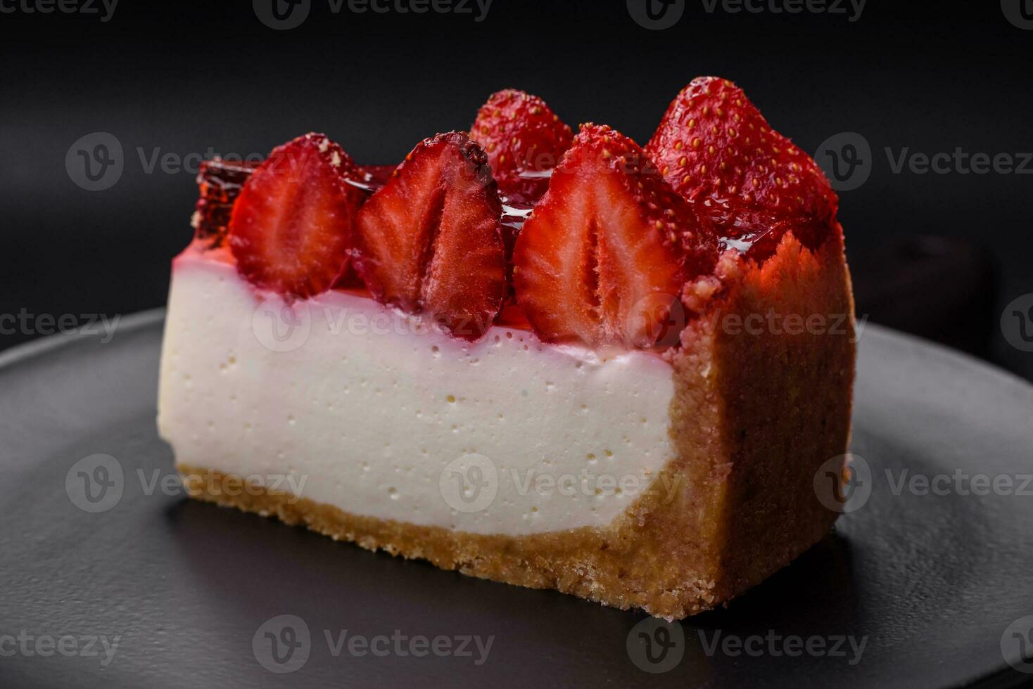 delizioso fresco torta di formaggio con fragole, sciroppo e mascarpone formaggio foto