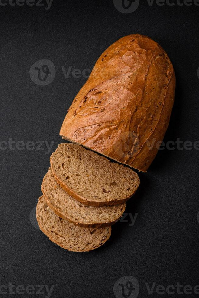 delizioso fresco croccante pagnotta di bianca pane con cereali e semi foto