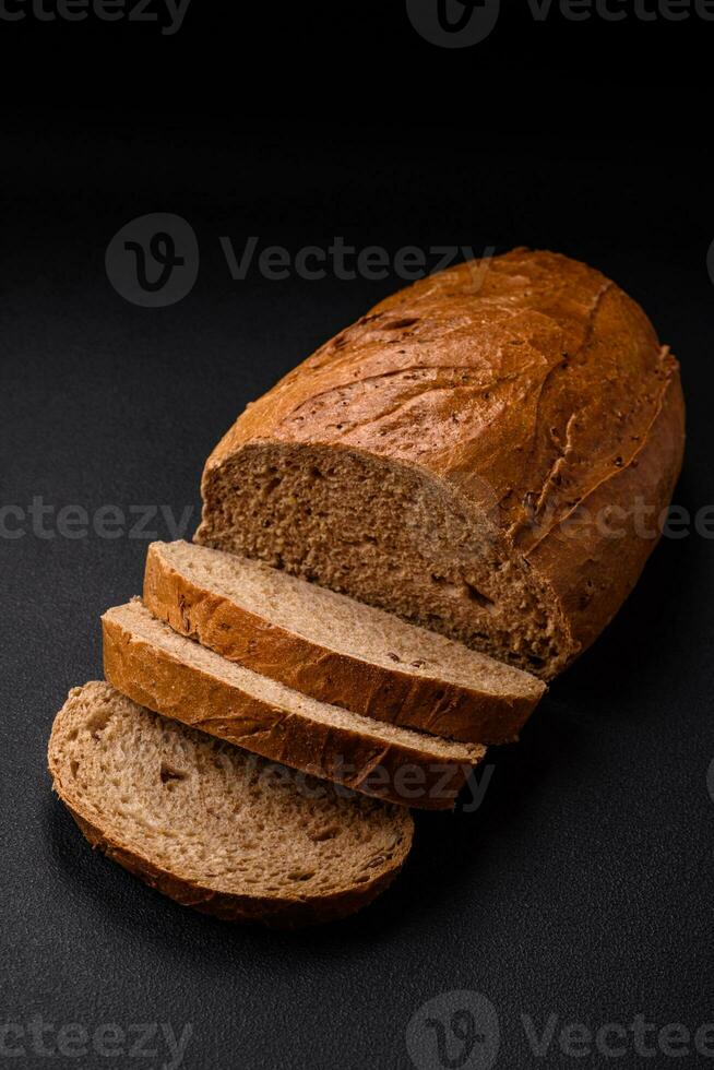 delizioso fresco croccante pagnotta di bianca pane con cereali e semi foto