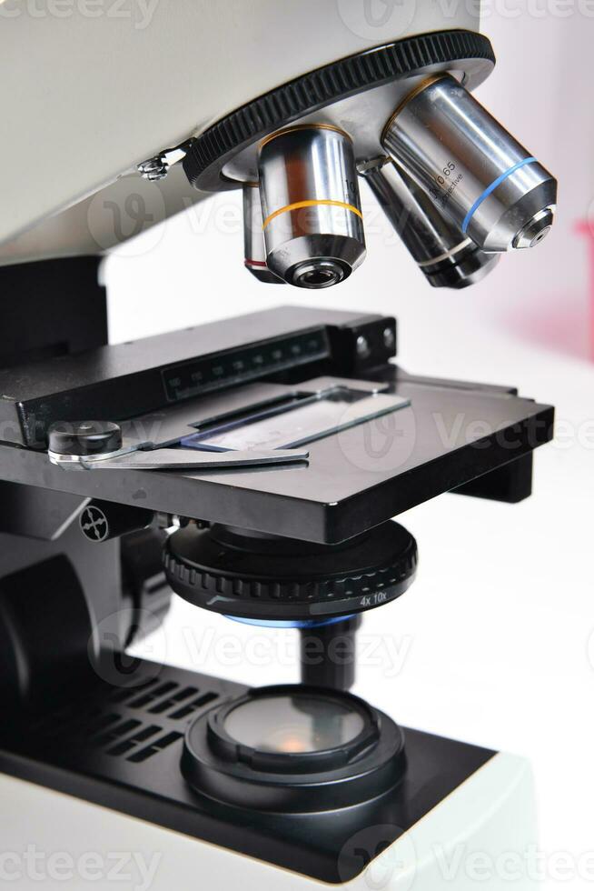 microscopio isolato bianca sfondo foto