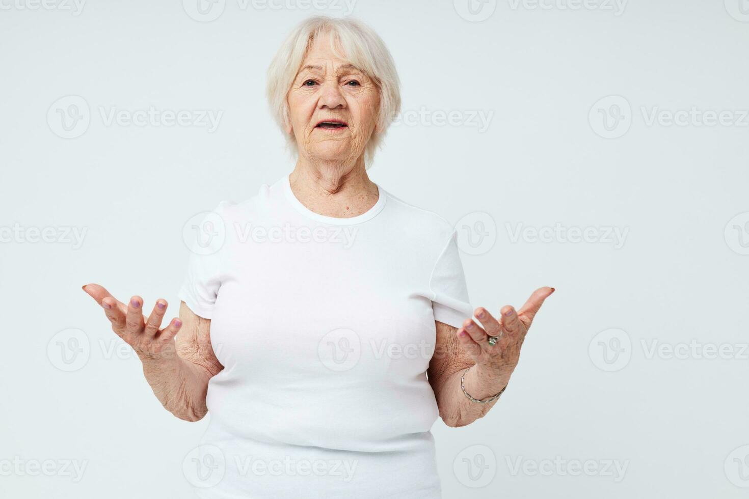 emotivo anziano donna Sorridi mano gesto isolato sfondo foto