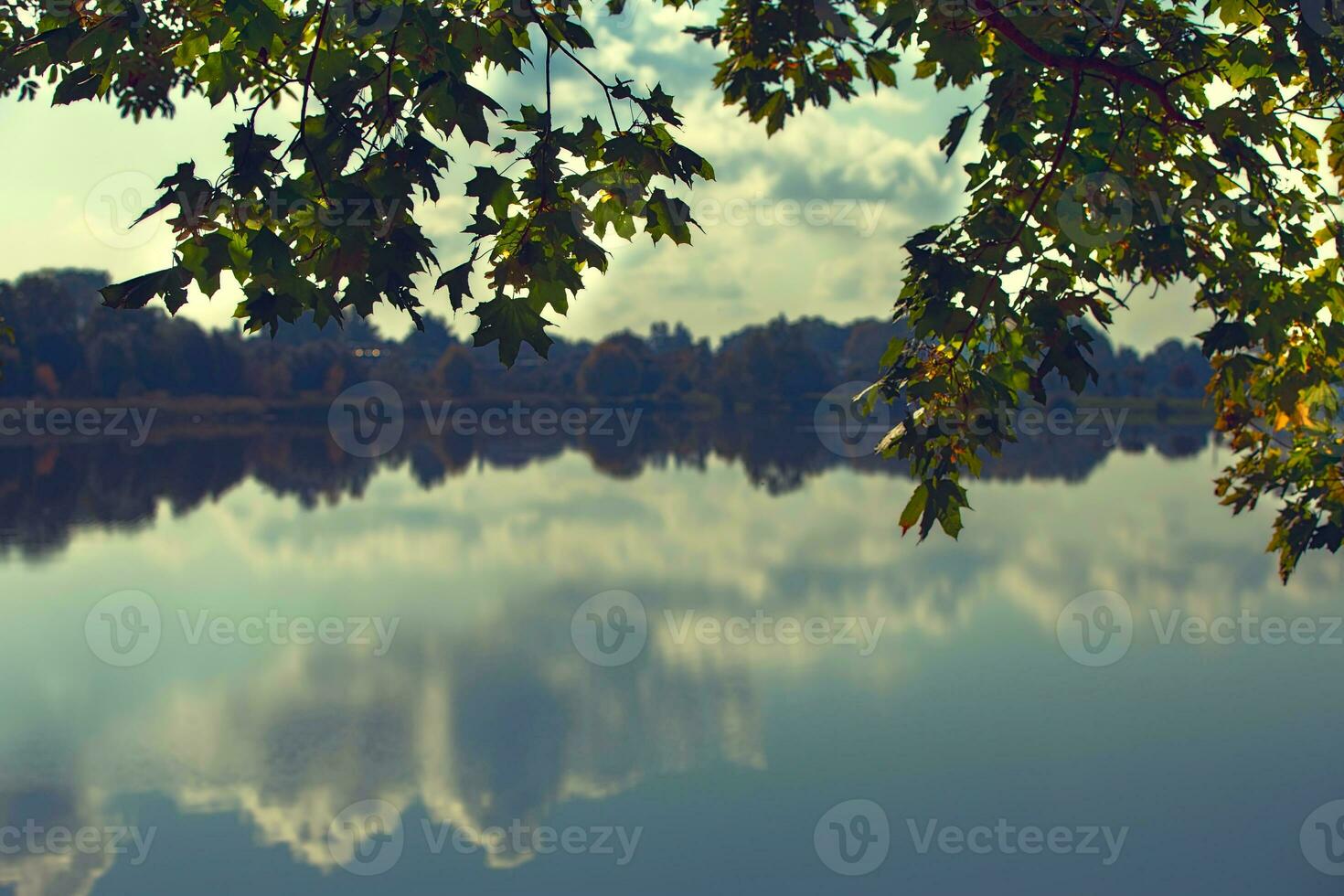 bellissimo paesaggio lago con nuvole e autunno le foglie riflessa nel esso. foresta serbatoio. foto