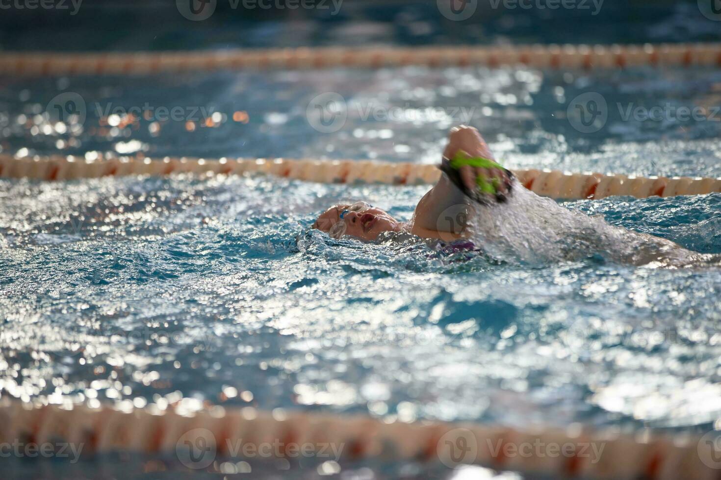 bambino atleta nuotate nel il piscina. nuoto sezione. foto