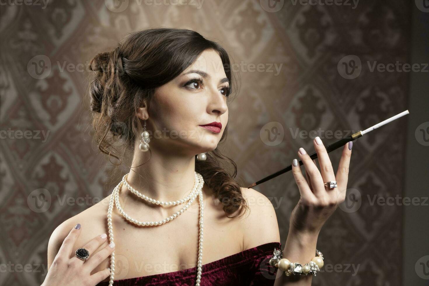 retrò donna ritratto. bellissimo donna nel il stile di 20s o 30s con un' boccaglio. foto