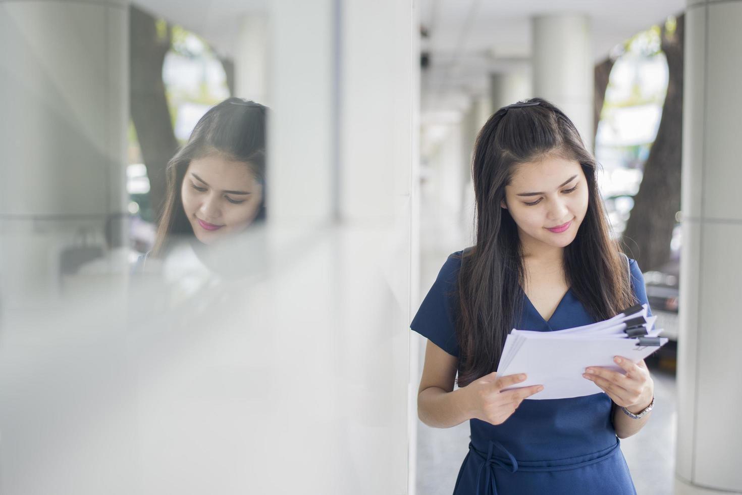 un ritratto di uno studente universitario asiatico nel campus foto