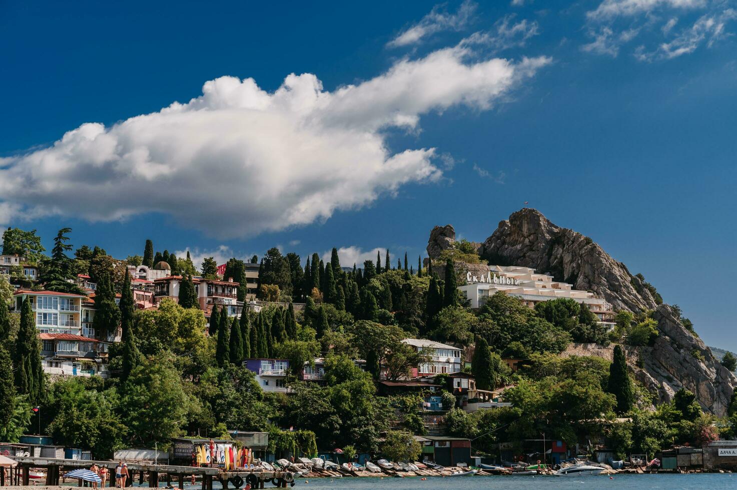 Crimea, gurzuf - settembre 02.2021 Visualizza di il città e il spiaggia con turisti su il costa. foto