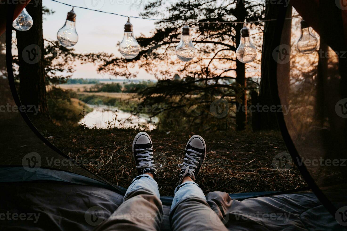 un' avvicinamento foto di il intenzioni di Da donna gambe. il concetto di un' turista il trekking spedizione. Visualizza a partire dal il tenda per il paesaggio