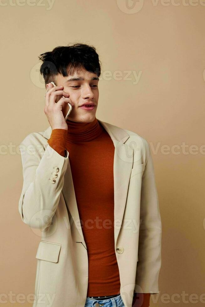 foto giovane fidanzato in posa con un' Telefono nel il suo mani nel un' giacca elegante stile stile di vita inalterato