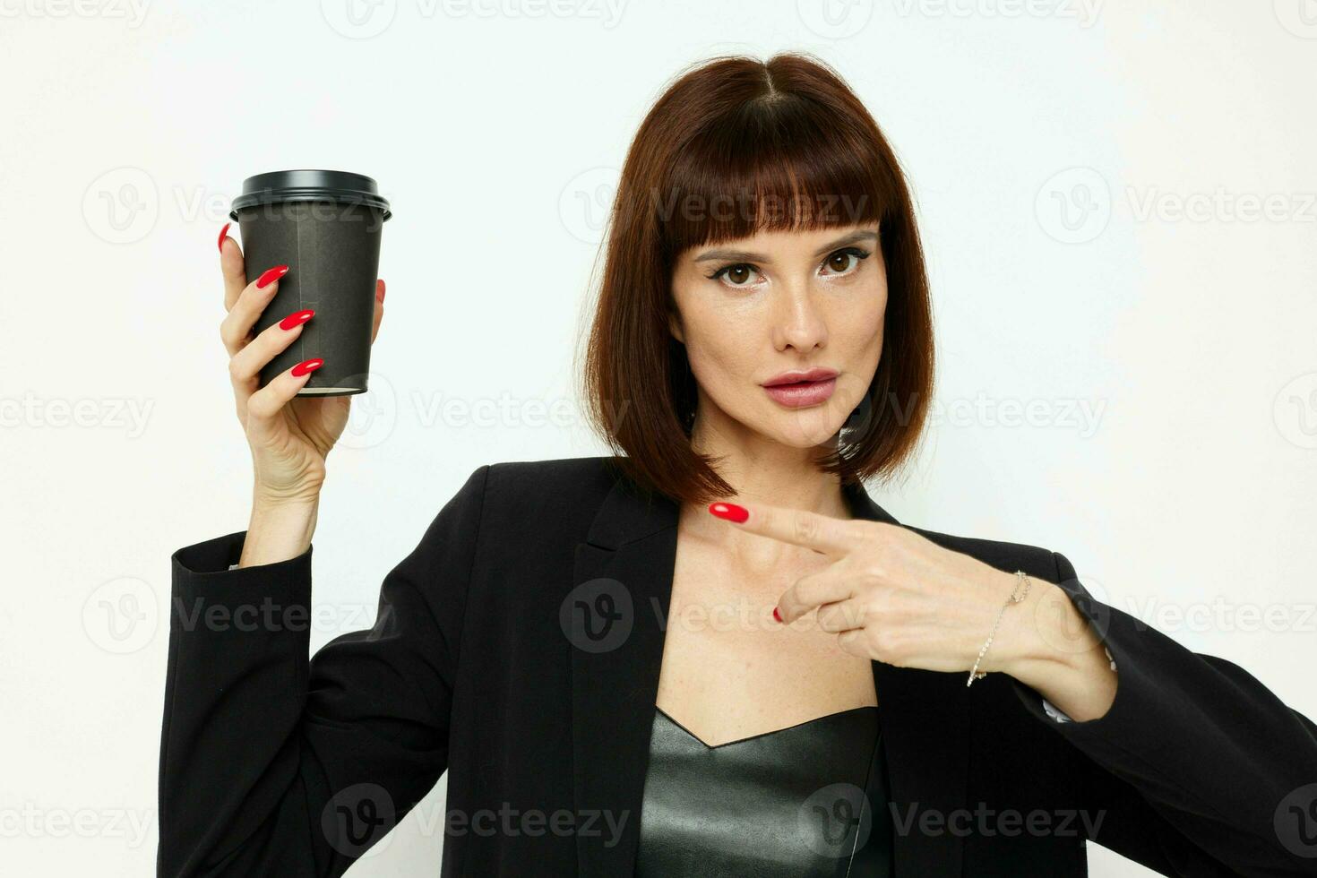 foto bella donna nel un' nero completo da uomo un' boccale con un' bevanda fascino isolato sfondo