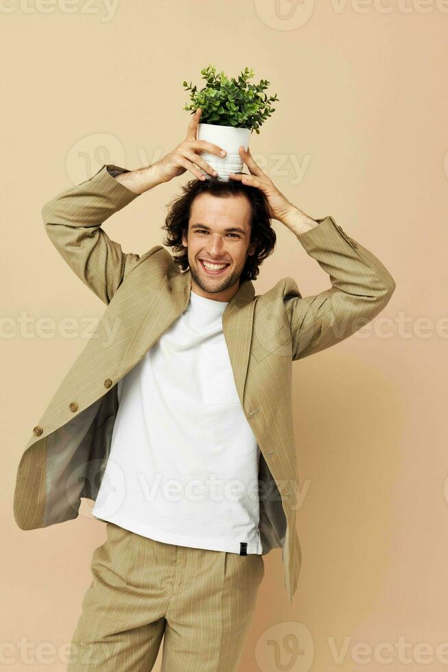 attraente uomo con un' fiore pentola nel il suo mani classico stile isolato sfondo foto