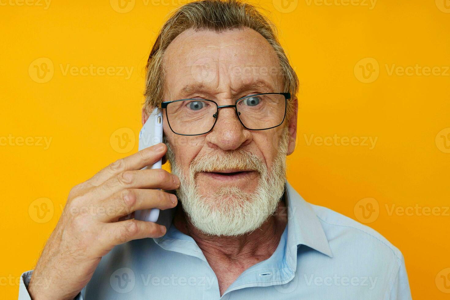 anziano uomo parlando su il Telefono in posa avvicinamento ritagliata Visualizza foto