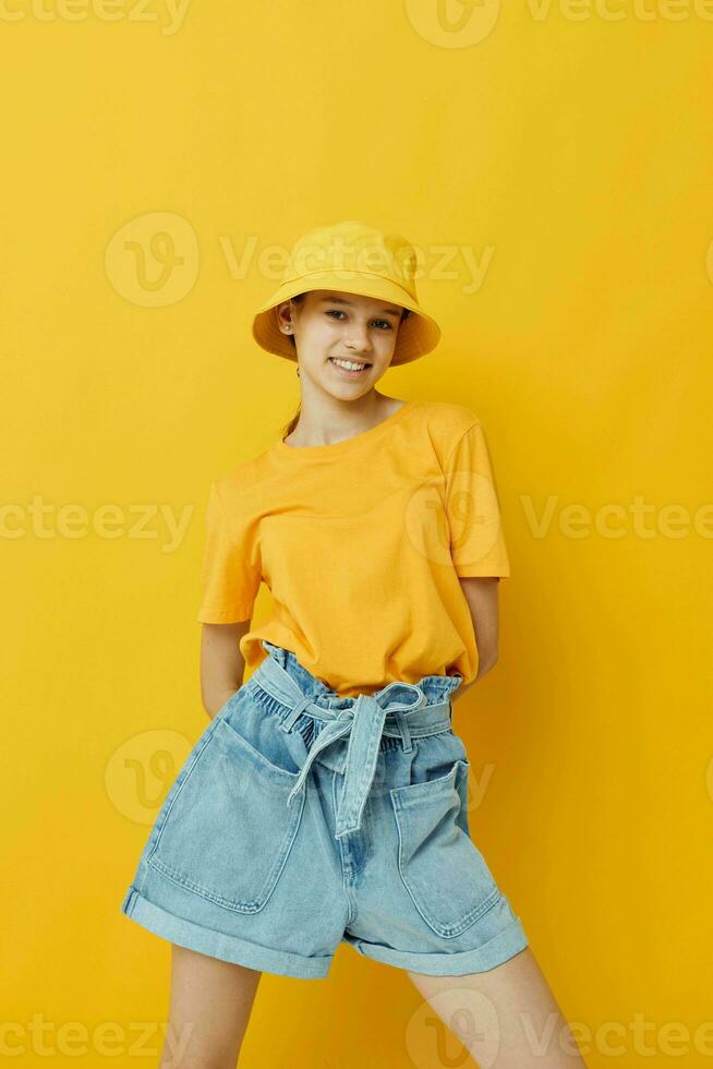 giovane donna nel un' giallo cappello gioventù stile casuale indossare isolato sfondo foto