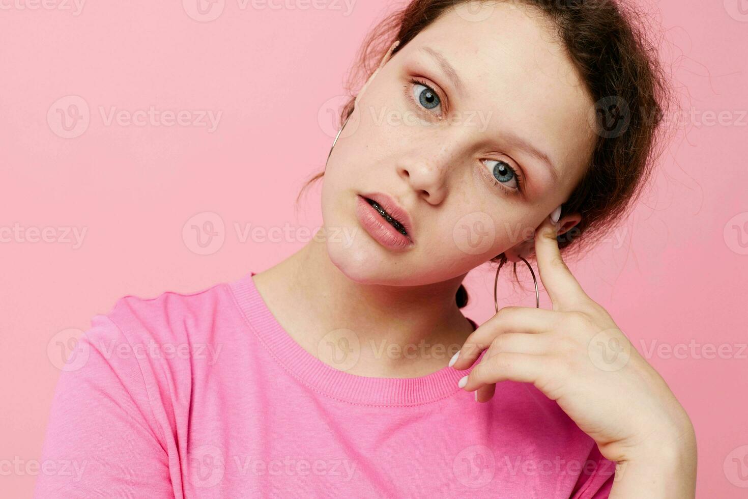 attraente giovane donna moda rosa maglietta decorazione in posa stile di vita inalterato foto