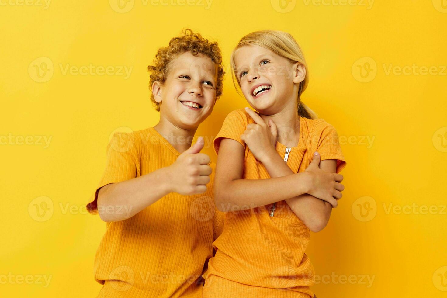 ritratto di carino bambini coccole moda infanzia divertimento giallo sfondo inalterato foto