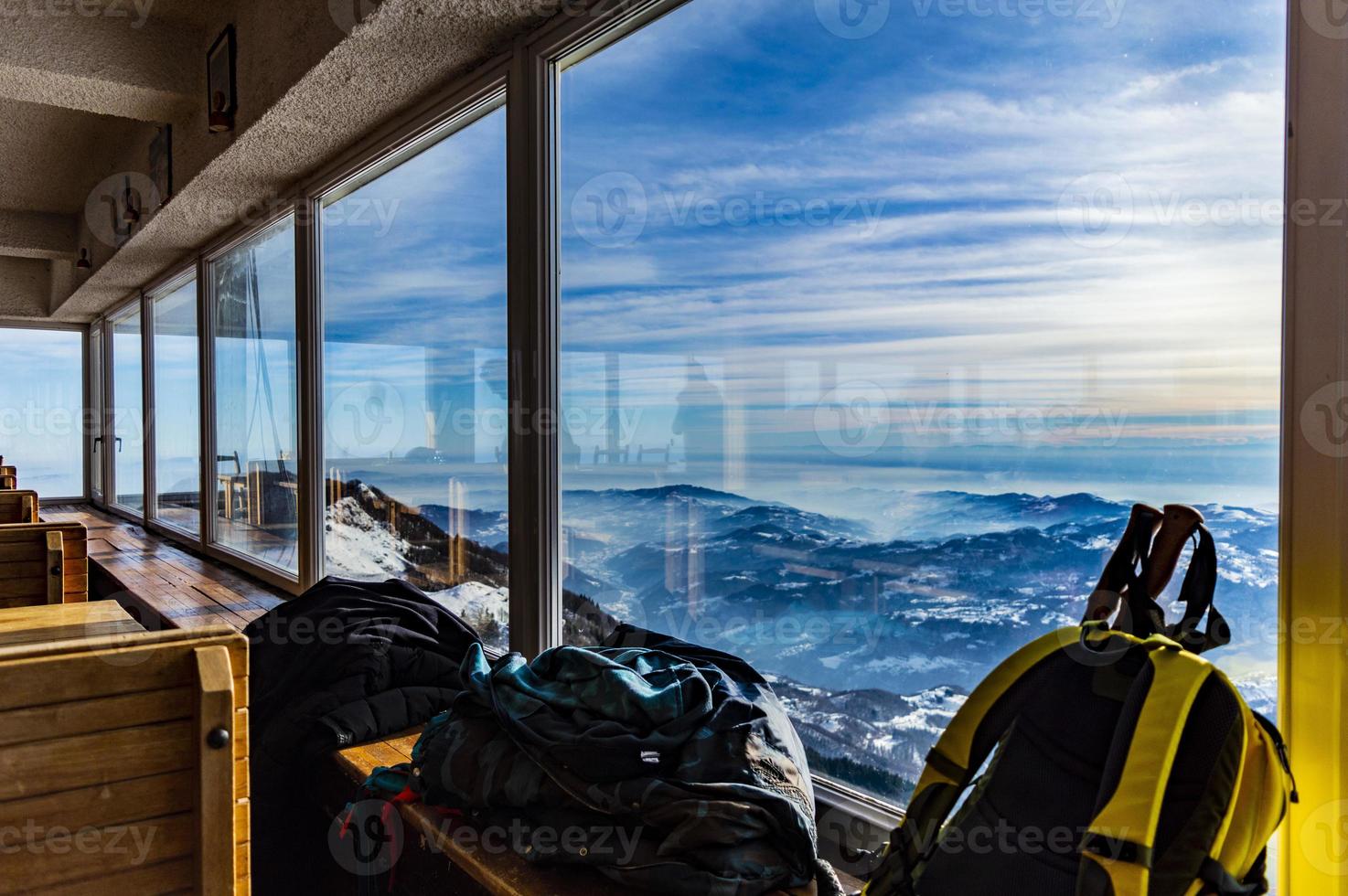 vista sulle montagne dall'interno foto