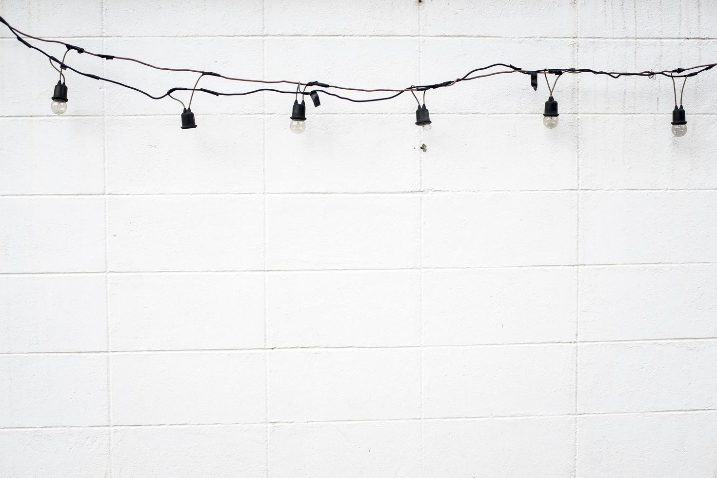 sfondo muro di cemento bianco con lampadina foto