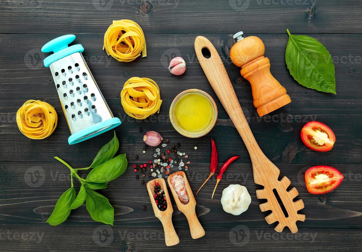 la pasta su sfondo di legno nero pasta italiana gialla con ingredienti cibo italiano e il concetto di menu foto