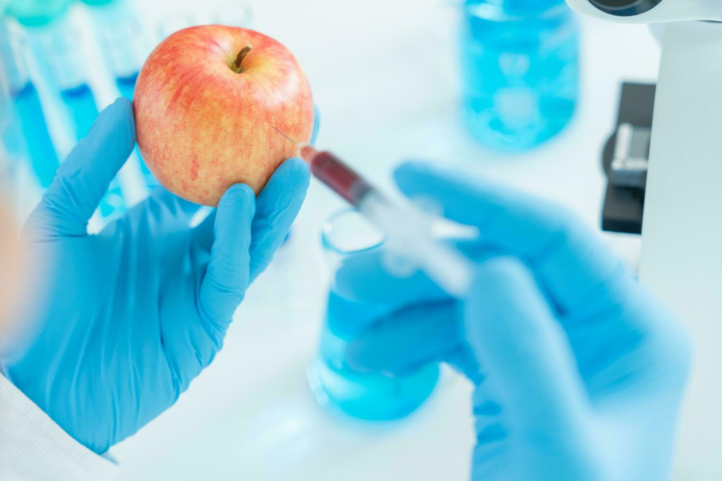 scienziato dai un'occhiata chimico cibo residui nel laboratorio. controllo esperti ispezionare qualità di frutta, scienziati iniettare sostanze chimiche in mele per esperimenti, pericoli, Proibito sostanza, contaminare foto