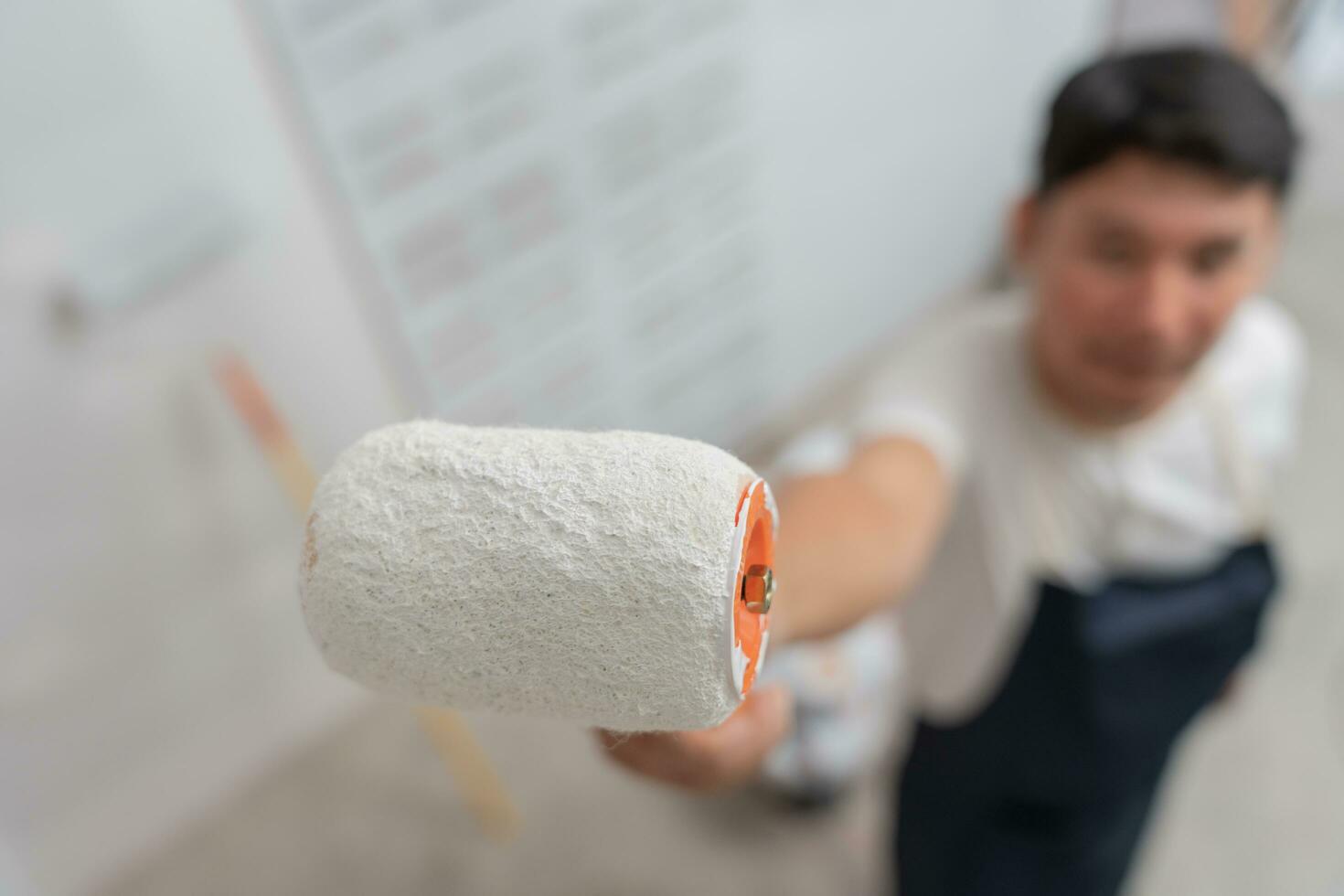 pittore uomo, spazzola nel mano per prodotti per ristabilire e dipingere il parete, interno il edificio luogo di un' Casa, parete durante la pittura, ristrutturazione, la pittura, contraente, architetto, costruzione lavoratore foto