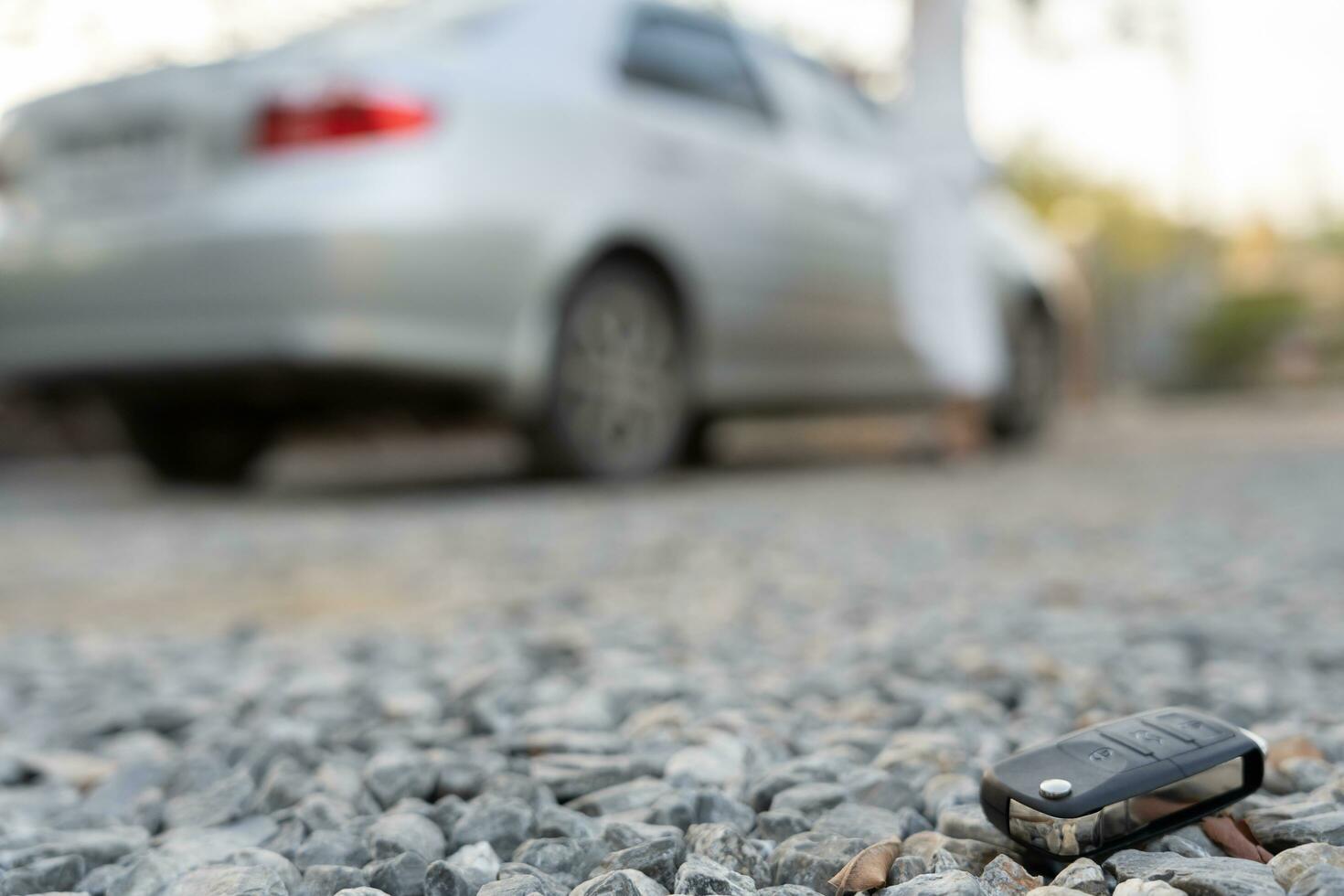 perso auto chiavi su il terra, auto chiavi caduto su il pavimento o autunno dire bugie su il strada casa davanti . a piedi lontano a partire dal perso auto chiave, può non trasporto, esprimere, corsa volta, sprecato volta, emergenza foto