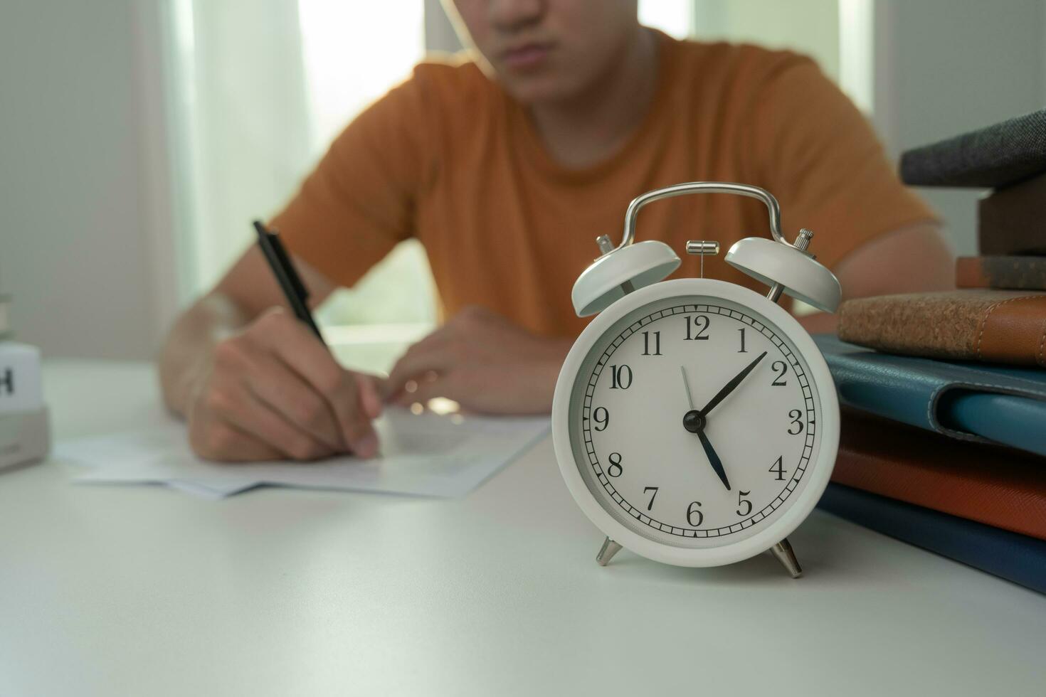 asiatico alunno uomo avere ansia perché di esami, maschio preparare per test e apprendimento Lezioni nel il biblioteca. fatica, disperazione, fretta, malinteso lettura, scoraggiato, aspettativa, conoscenza, stanco foto