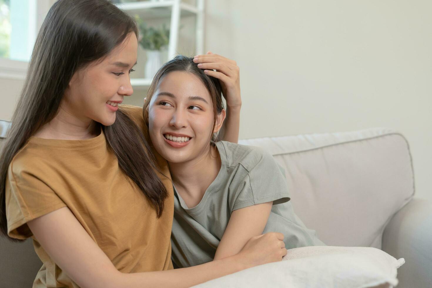 lgbt. asiatico lesbica coppia sorridente e mostrando amore a casa. giovane asiatico coppia abbracciare ogni altro felicemente, amanti, omosessualità, omosessualità, libertà, espressioni, relazione foto