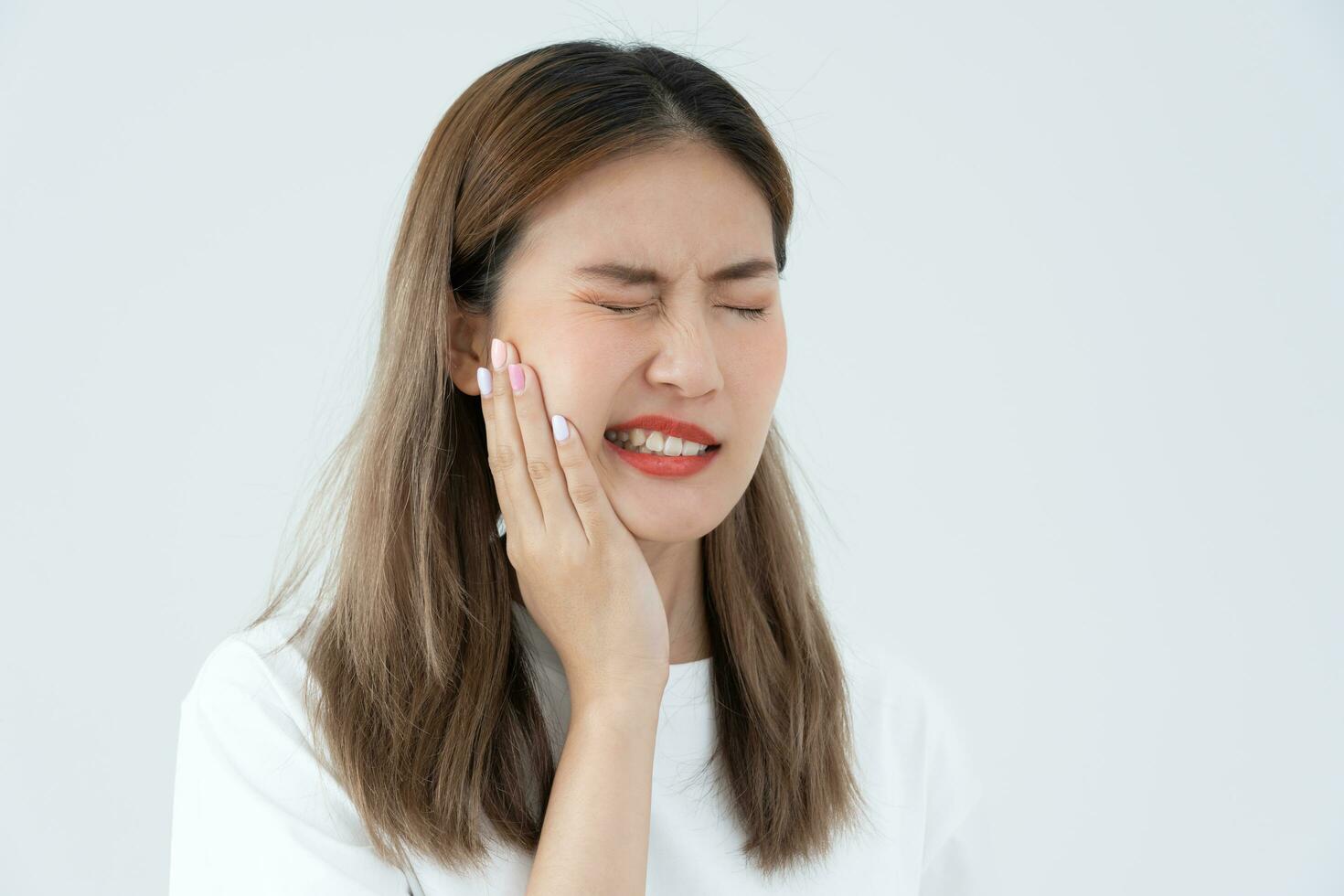 asiatico donna sentire mal di denti a partire dal gengivite, femmina soffrire dente, decadimento i problemi, dentale cura. sensibile dente, decadimento problema, cattivo respiro, gengivale recessione, orale igiene istruzione, dente estrazione foto