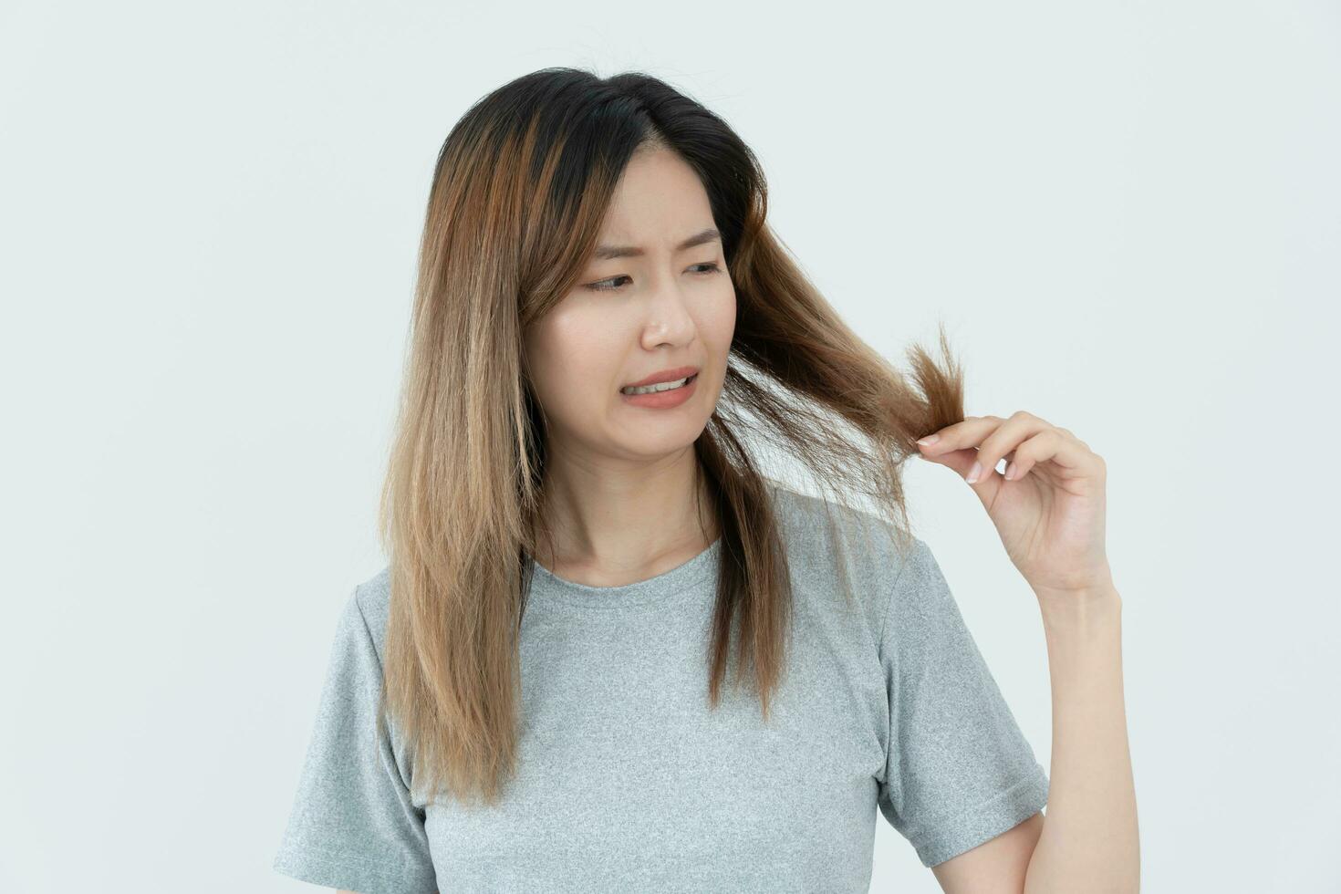 asiatico donna molto triste e irritato guardare a danneggiato capelli, capelli perdita, capelli diradamento problema, vitamina carenza, calvizie, postpartum, biotina, zinco, mestruale o endocrino disturbi, ormonale squilibrio foto