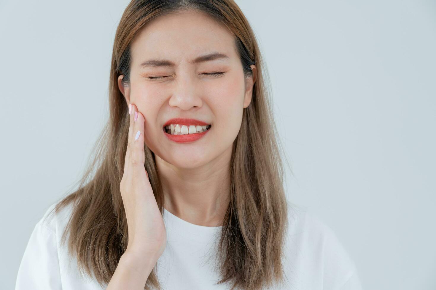 asiatico donna sentire mal di denti a partire dal gengivite, femmina soffrire dente, decadimento i problemi, dentale cura. sensibile dente, decadimento problema, cattivo respiro, gengivale recessione, orale igiene istruzione, dente estrazione foto