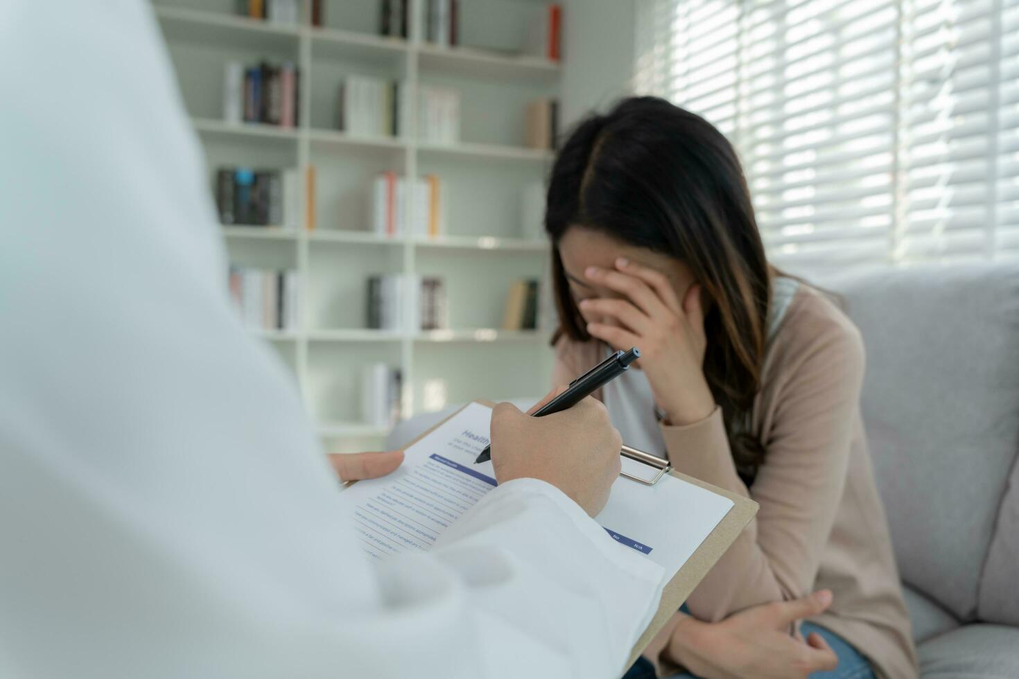 donna con mentale Salute i problemi è consulenza. psichiatra è registrazione il del paziente condizione per trattamento. incoraggiamento, amore e famiglia problema, bipolare , depressione paziente, proteggere suicidio foto