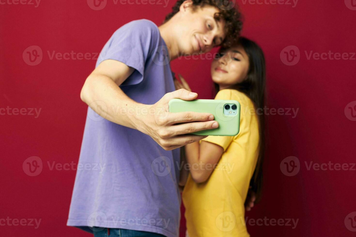 un' giovane coppia prendere un' autoscatto in posa abbraccio isolato sfondo foto