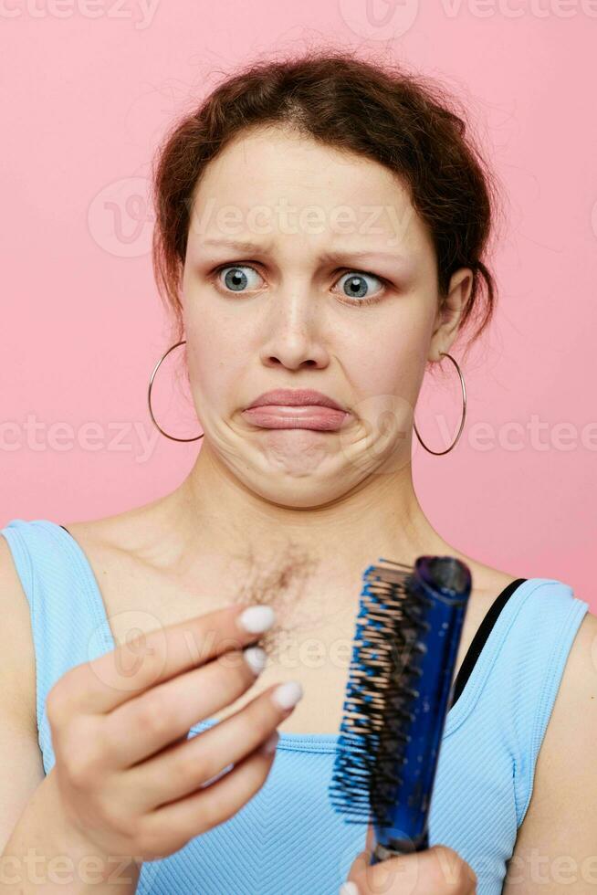 ritratto di un' donna rimuove capelli su un' pettine insoddisfazione stile di vita inalterato foto
