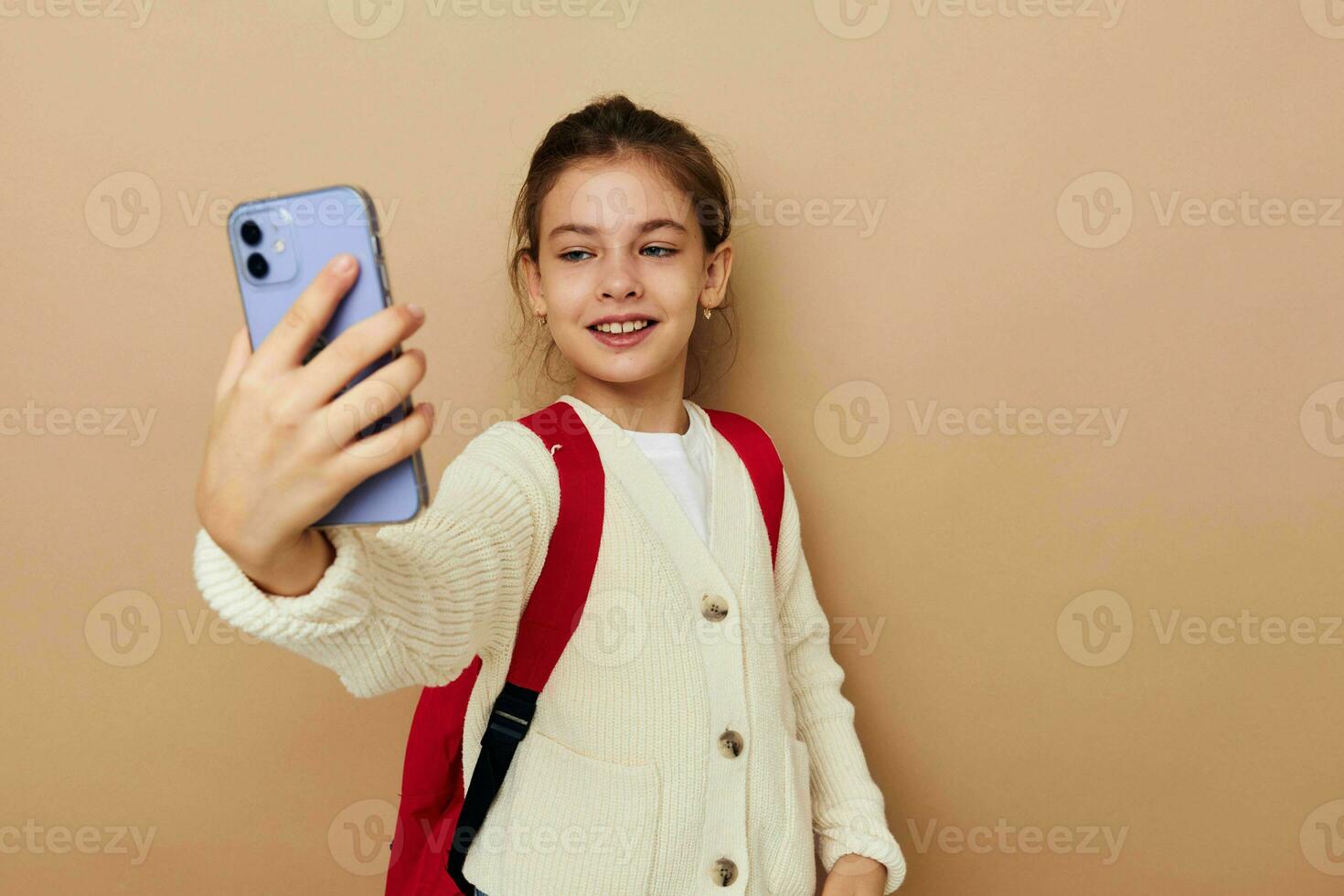 bella giovane ragazza parlando su il Telefono con un' zaino beige sfondo foto