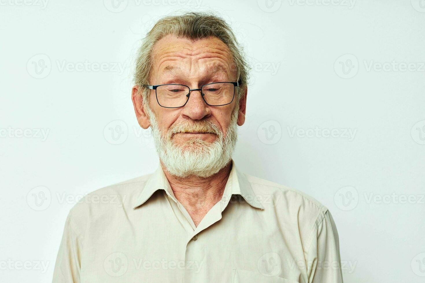 anziano dai capelli grigi uomo indossa bicchieri nel camicie ritagliata Visualizza foto