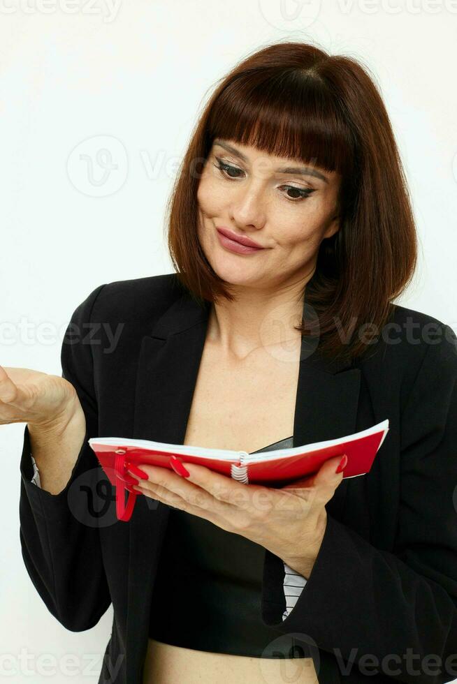 foto bella donna nel un' nero giacca bloc notes scrittura idee leggero sfondo