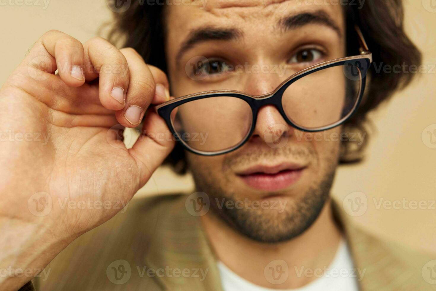 attraente uomo con bicchieri emozioni gesto mani in posa beige sfondo foto