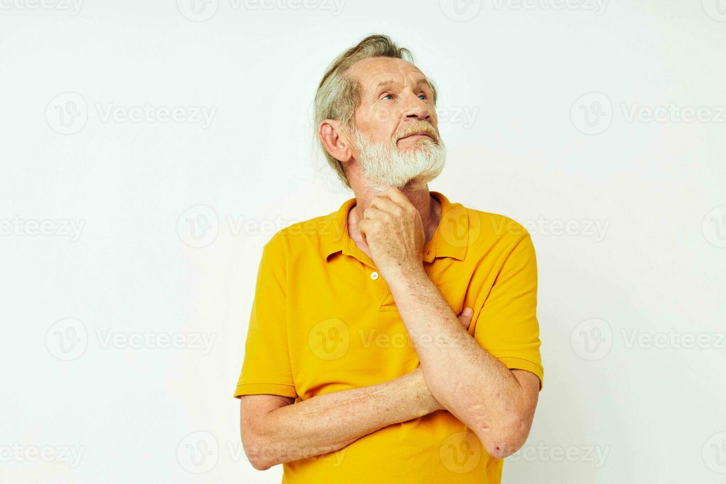 anziano dai capelli grigi uomo con un' grigio barba emozione gesti mani ritagliata Visualizza foto