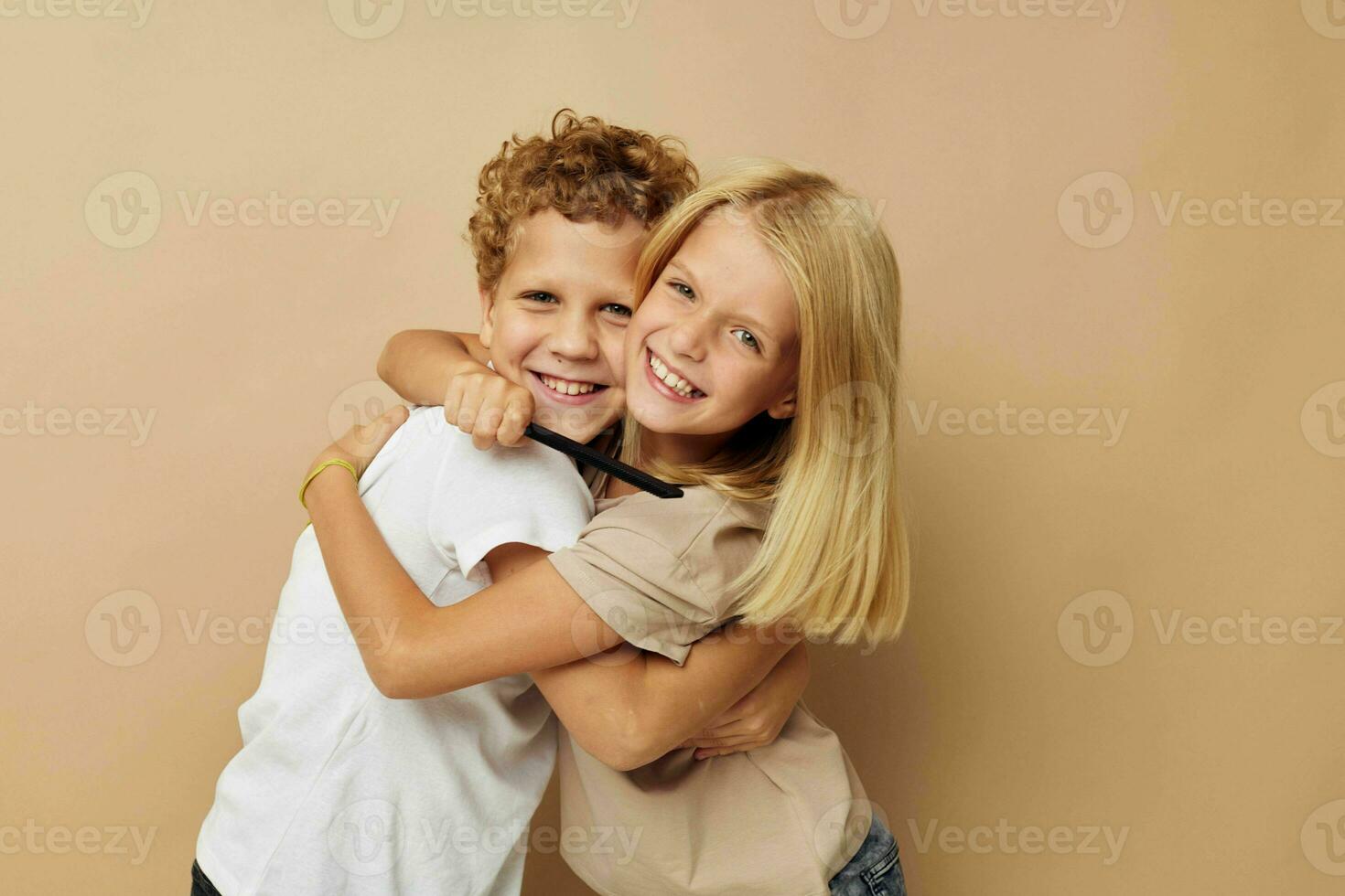 poco ragazzo e ragazza in posa con un' pettine isolato sfondo foto