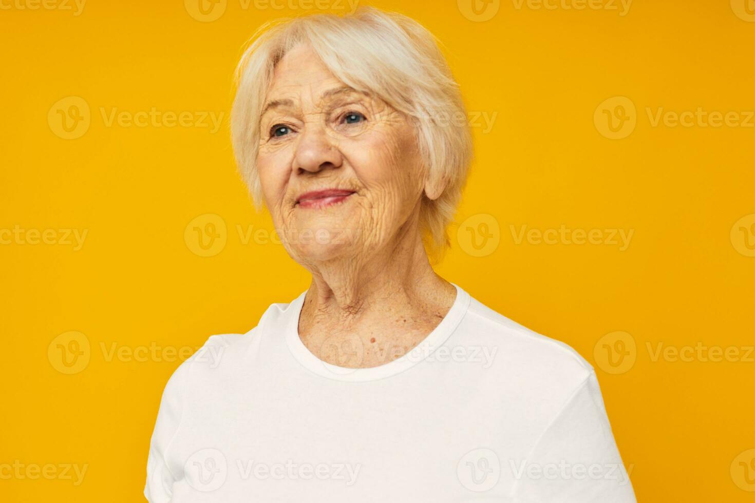 sorridente anziano donna in posa viso smorfia gioia avvicinamento emozioni foto