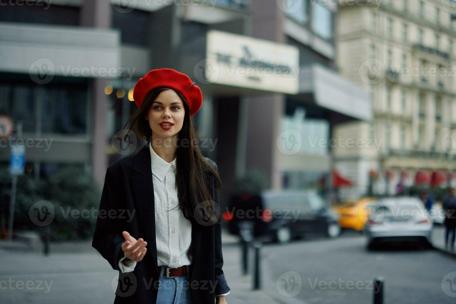 donna Sorridi con denti turista passeggiate passeggiate nel il città su il sfondo di ufficio edifici, elegante alla moda Abiti e trucco, primavera camminare, viaggio. foto