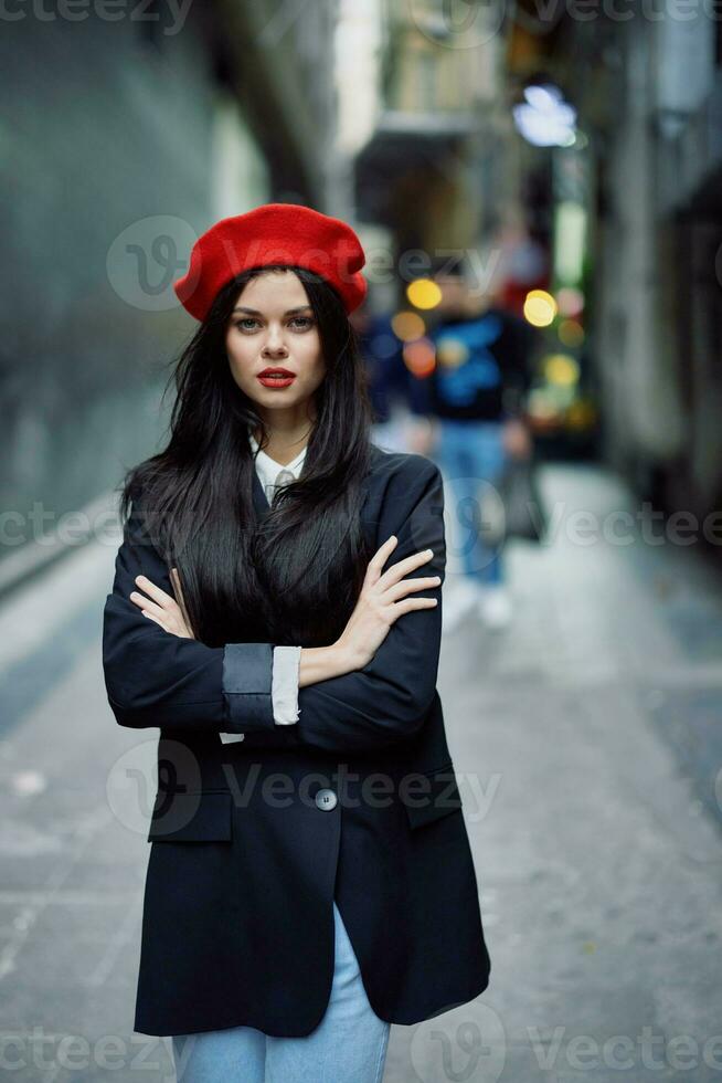 moda donna ritratto a piedi turista nel elegante Abiti con rosso labbra a piedi giù stretto città strada, viaggiare, cinematico colore, retrò Vintage ▾ stile, drammatico Guarda senza Sorridi tristezza. foto