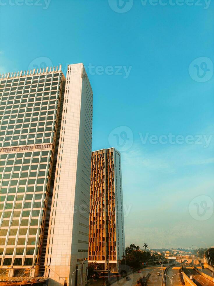 un' moderno ufficio edificio con chiaro blu cielo con strada Visualizza foto