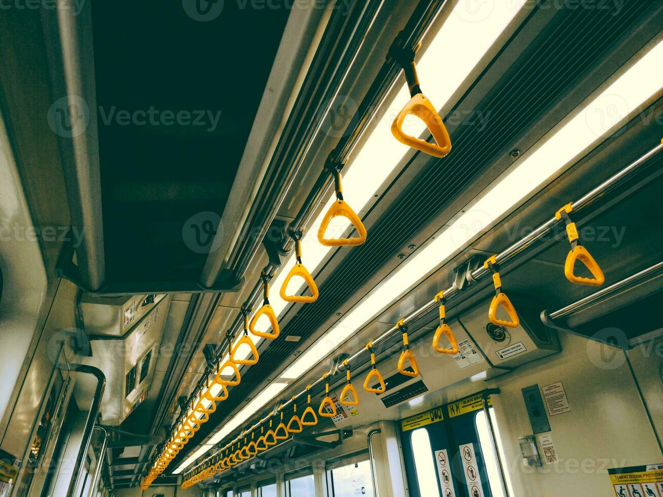 maniglie per in piedi passeggeri dentro pubblico mezzi di trasporto foto