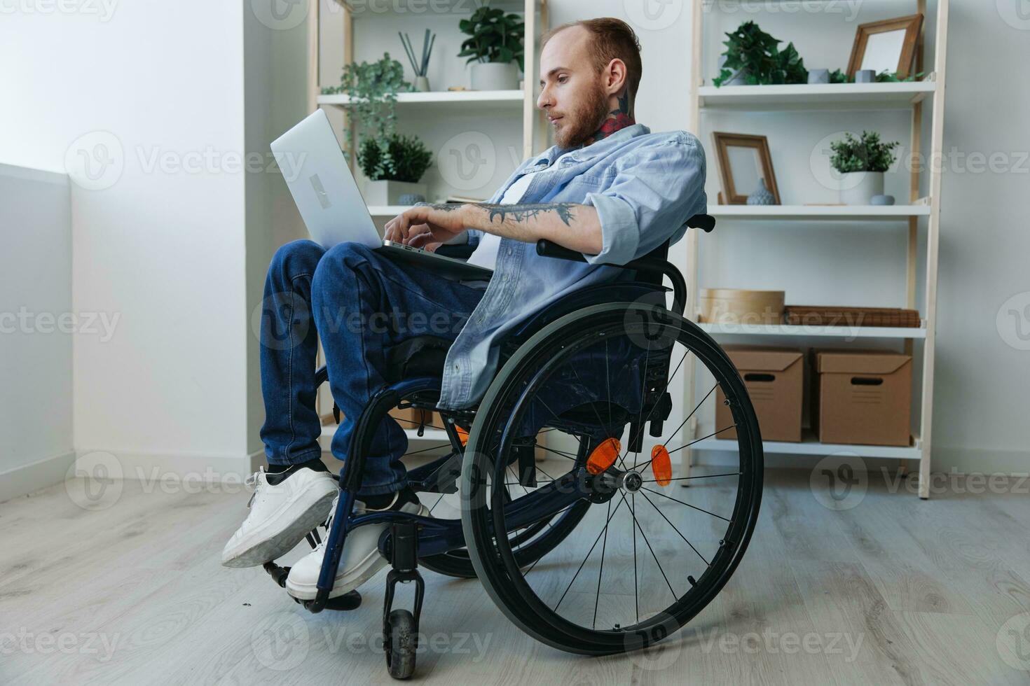 uomo sedia a rotelle libero professionista Lavorando a il computer  portatile a casa Sorridi, Lavorando in linea, sociale reti e avviare, copia  spazio, integrazione in società, Salute concetto uomo con disabilità, vero